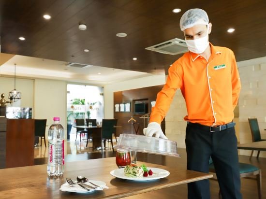 Фото Red Fox Hotel Dehradun