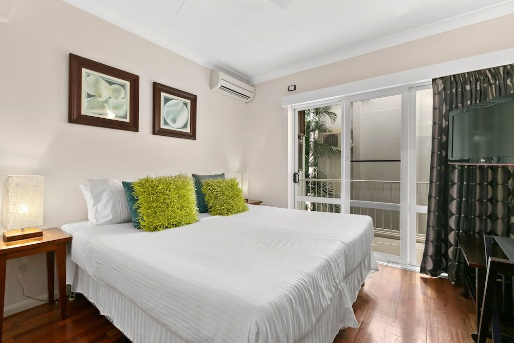 Фото Belle Escapes - Absolute Beachfront Apartment Alamanda Resort “28”