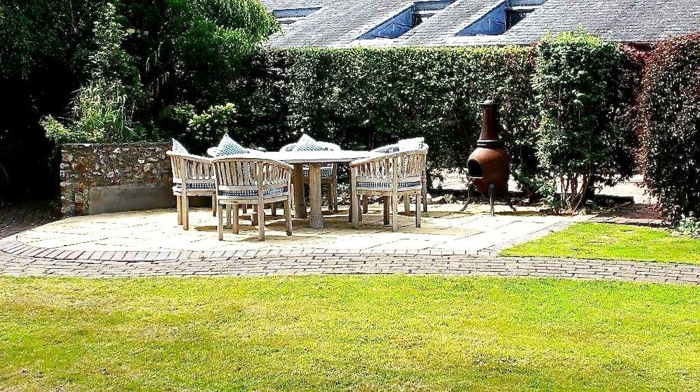 Фото The White Cottage B&b