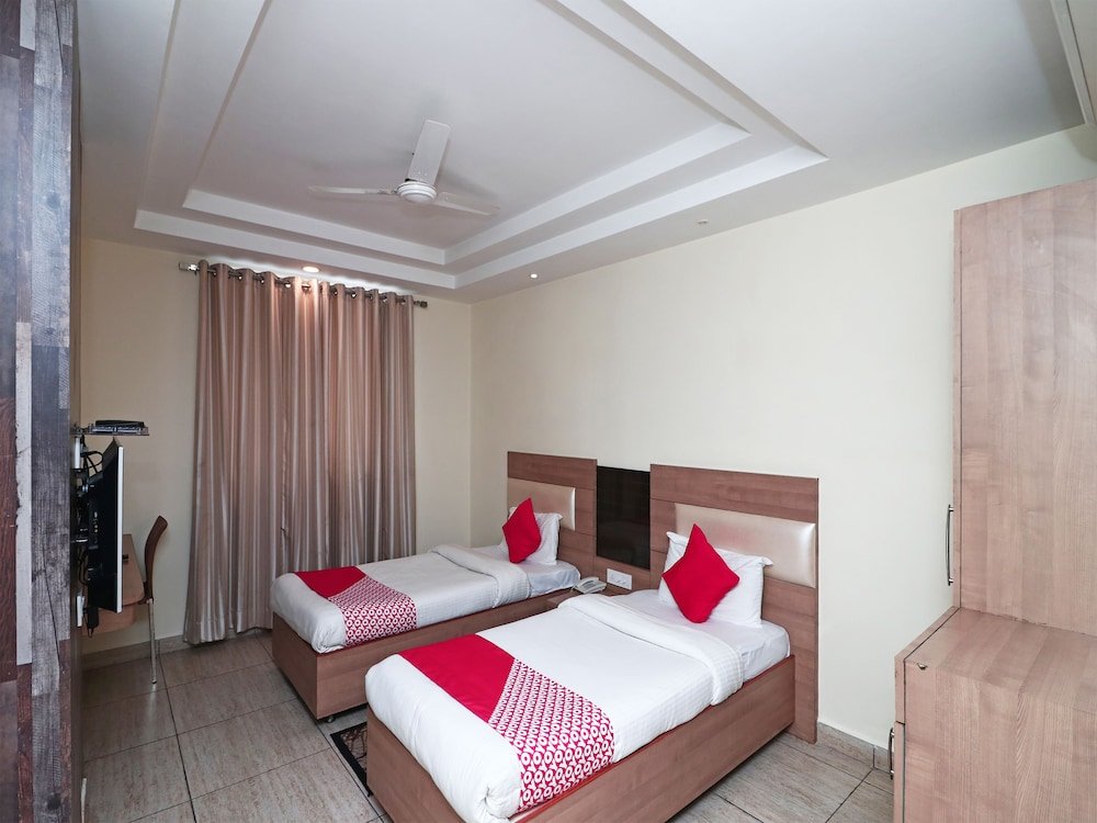 Фото Oyo 4477 City Square Hotel