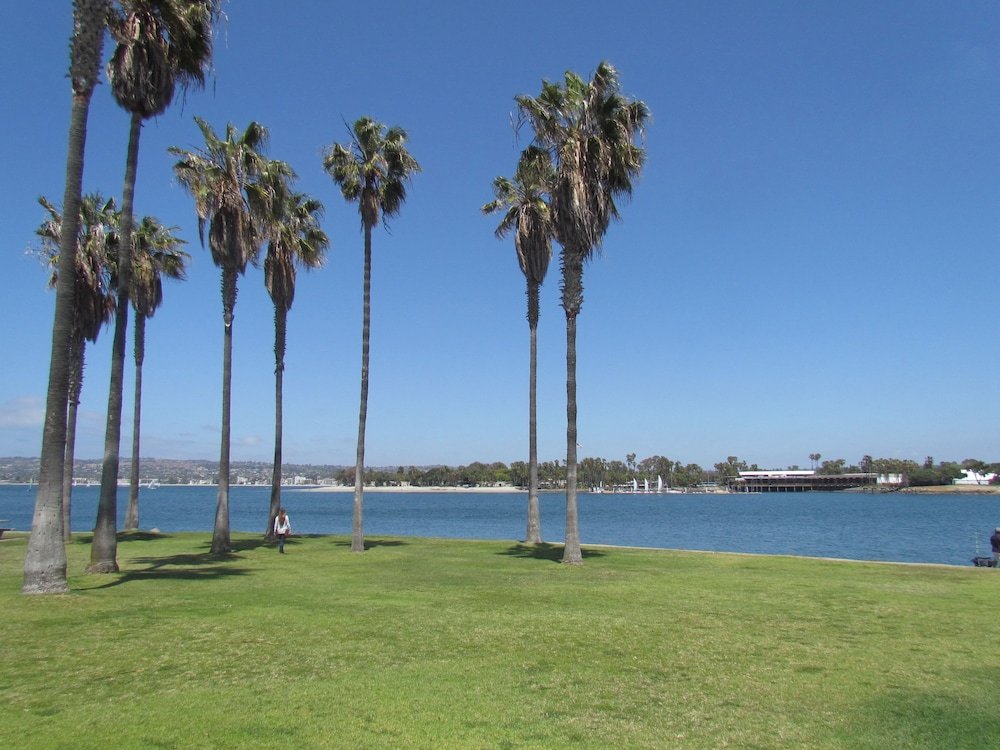 Фото 2 Bedroom Townhome 2 Mins. to the Beach