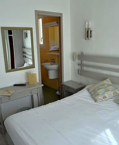 Фото Hôtel Les Mimosas