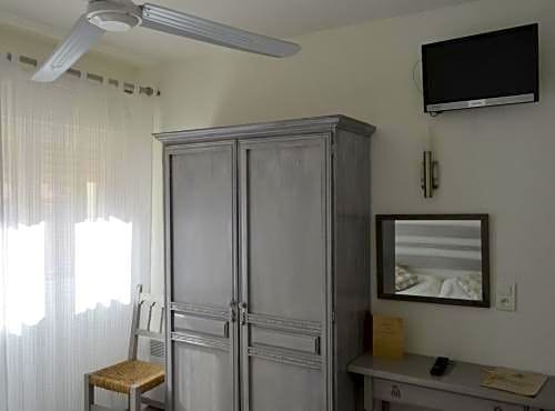 Фото Hôtel Les Mimosas