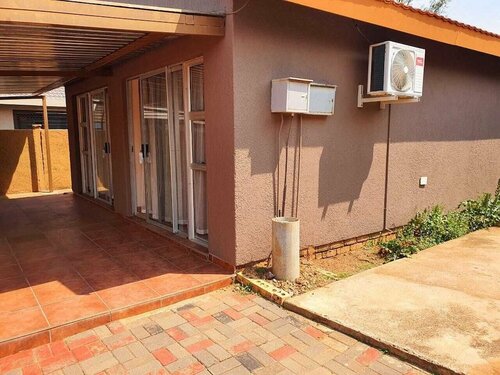 Жильё посуточно 2 People Room in one of the Select Guesthouses in Mahikeng