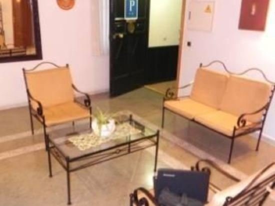 Фото Hostal Ivor y Hostal Mayrit