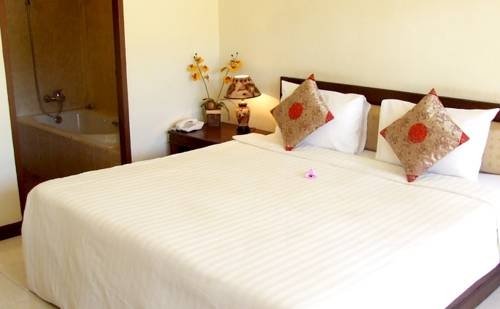 Фото Airport Beach Hotel Phuket