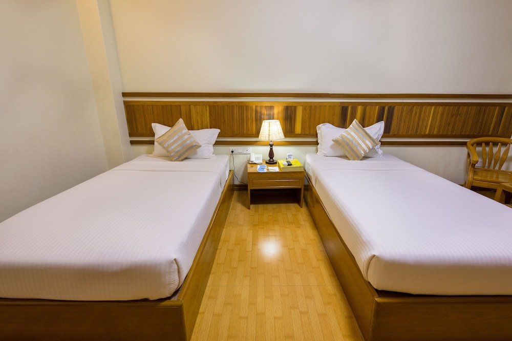 Фото Ten Mile Hotel