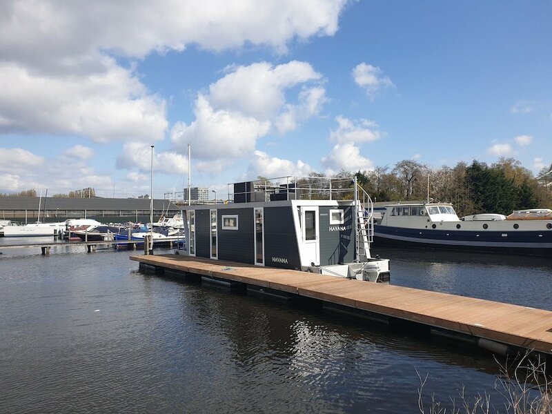 Гостиница Houseboat Havana в Амстердаме