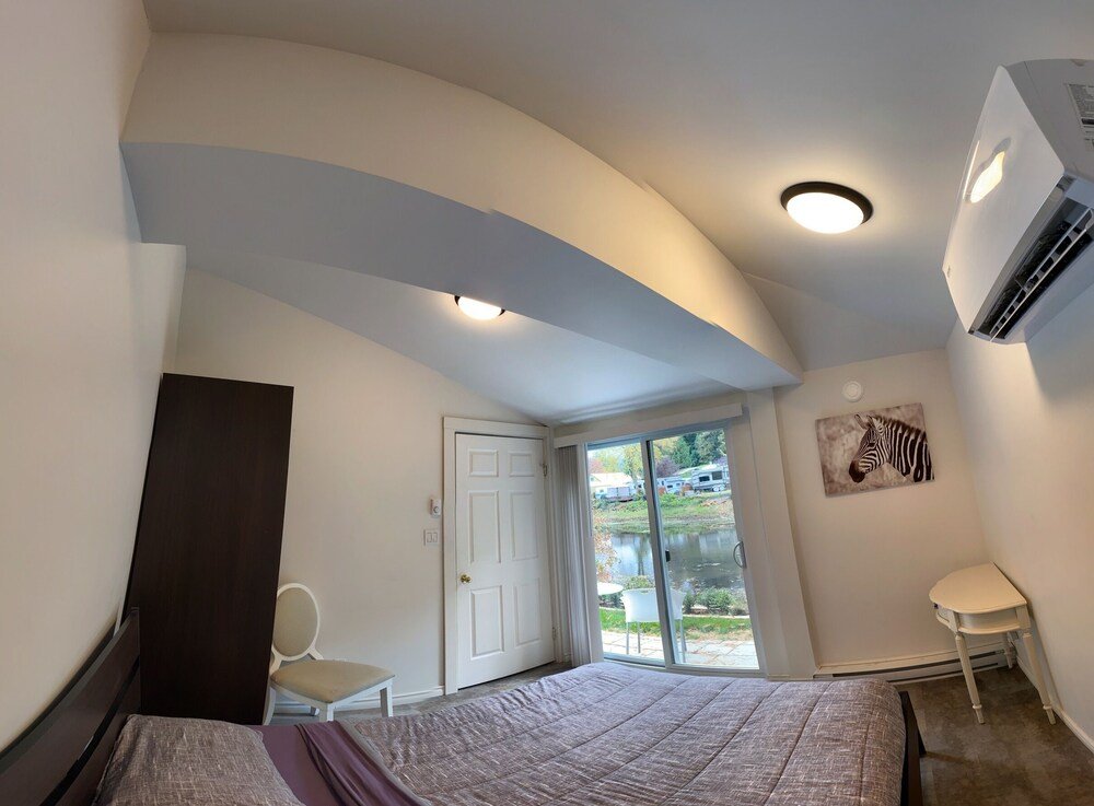 Фото Harrison Lake Hotel