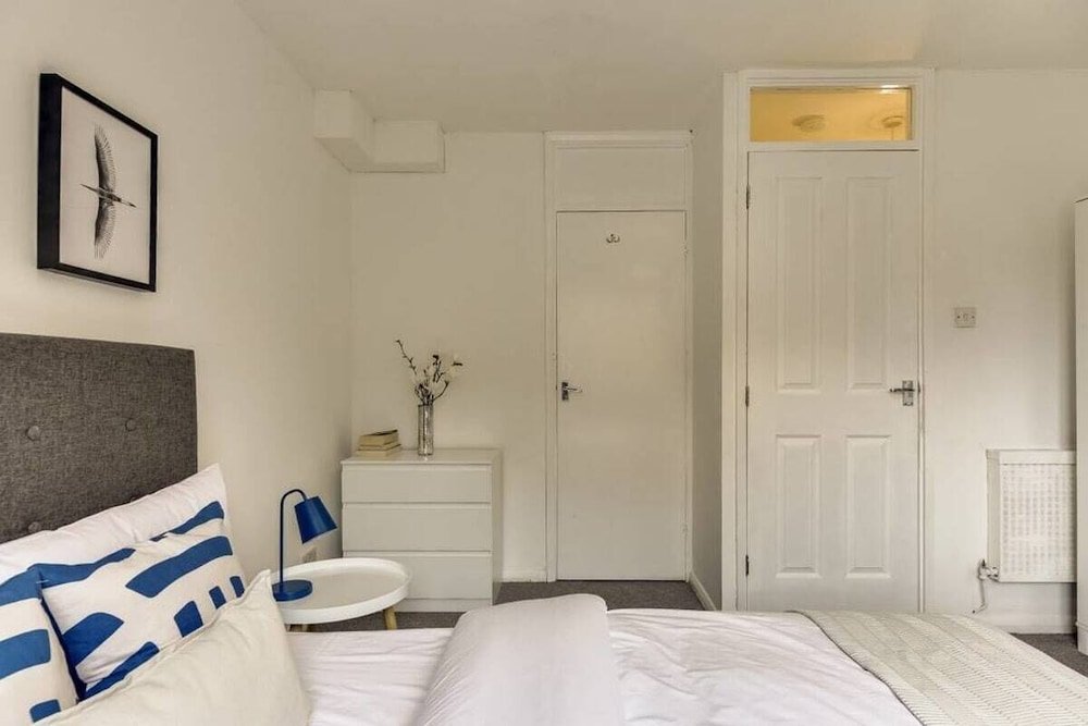 Фото Lovely 4 Bed House w Garden, 1 Stop to Waterloo