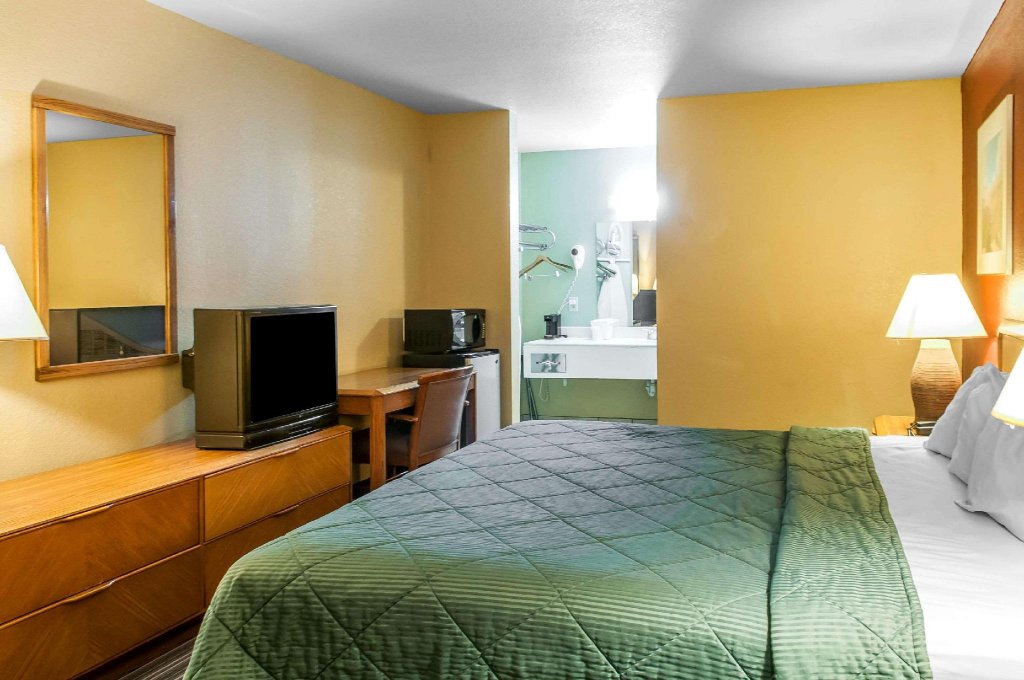 Фото Rodeway Inn East