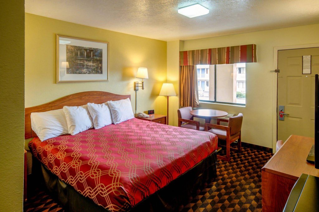 Фото Econo Lodge East