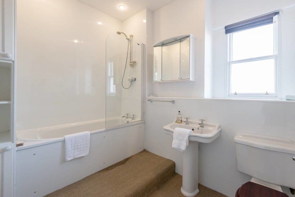 Фото Bright and Spacious 4-bedroom Apart in Stockbridge