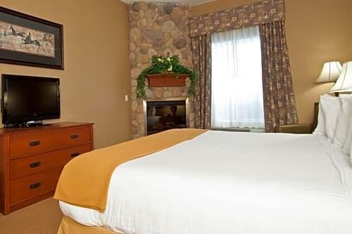 Фото Days Inn & Suites by Wyndham Strathmore