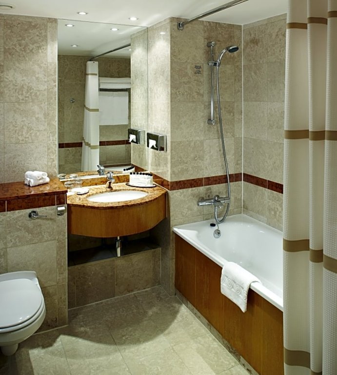 Фото Delta Hotels by Marriott Heathrow Windsor