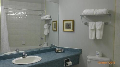 Фото The Bridgeport Inn
