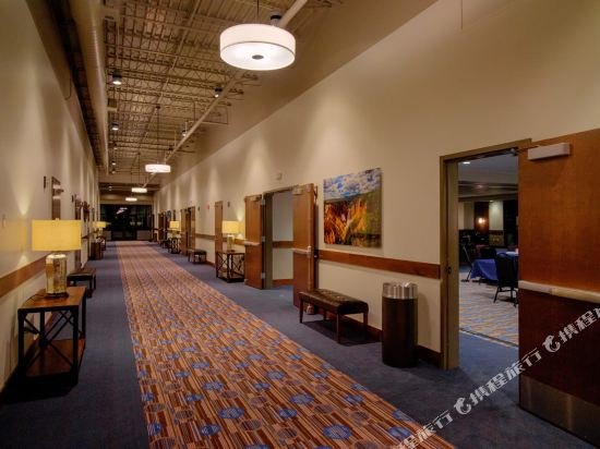 Фото Fairmont Hot Springs Resort