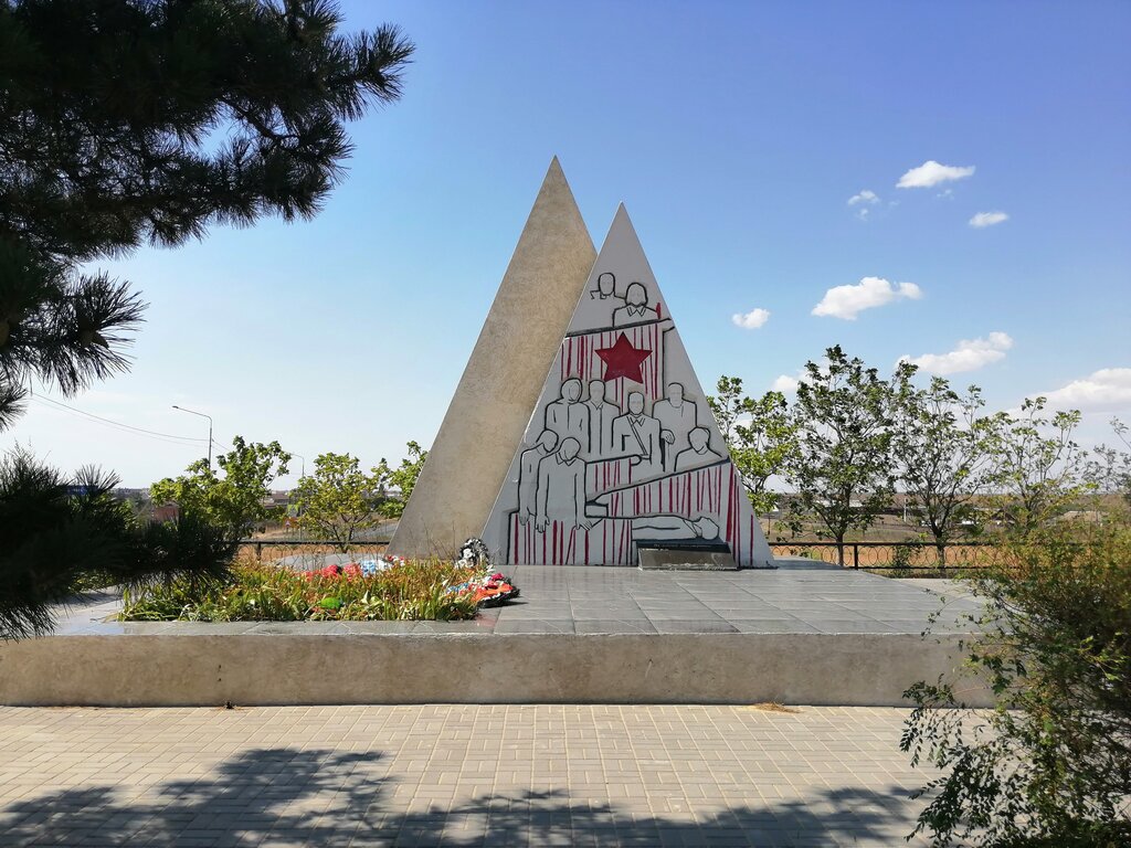 Monument, memorial Братская могила красноармейцев военного эшелона, Kharabali, photo