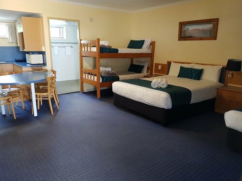 Гостиница The Q Motel Rockhampton в Рокгемптоне