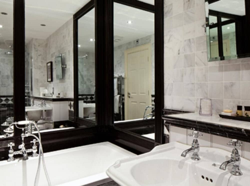 Фото The Dower House Hotel