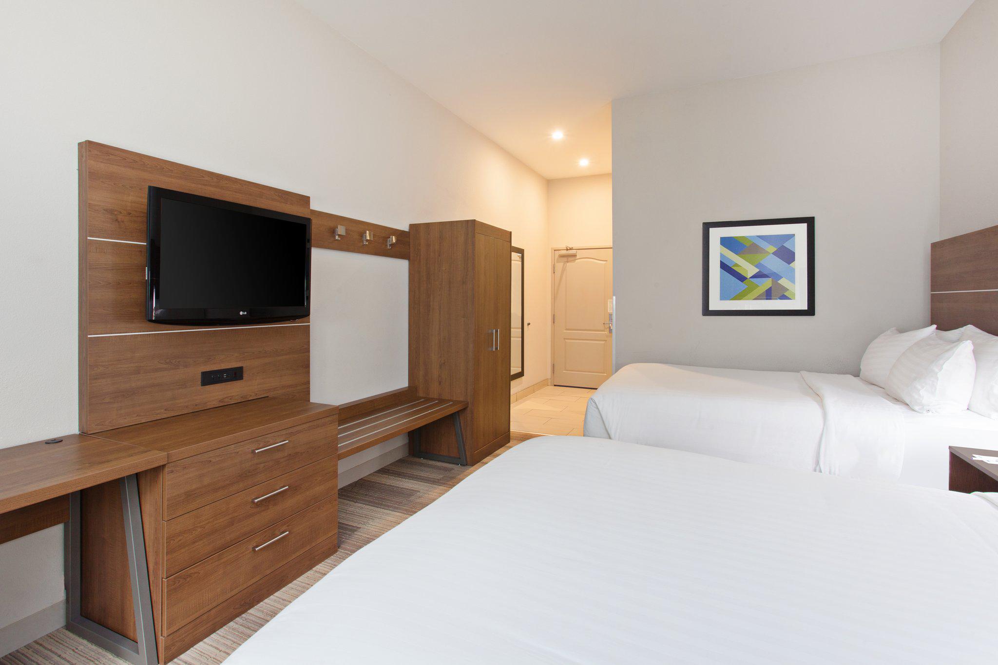 Фото Holiday Inn Express Hotel & Suites Corona, an Ihg Hotel