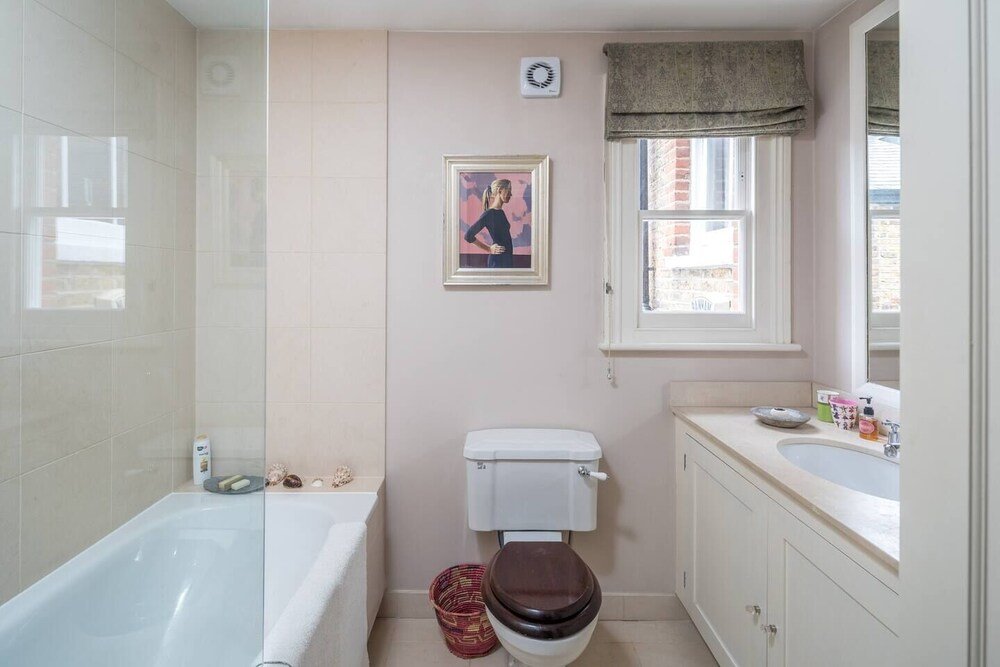 Фото Exceptional 4-bed house right by Battersea Park