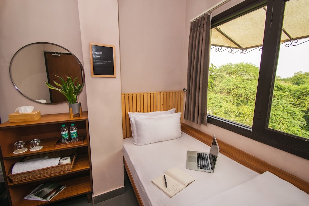 Фото Minimalist Poshtel & Suites