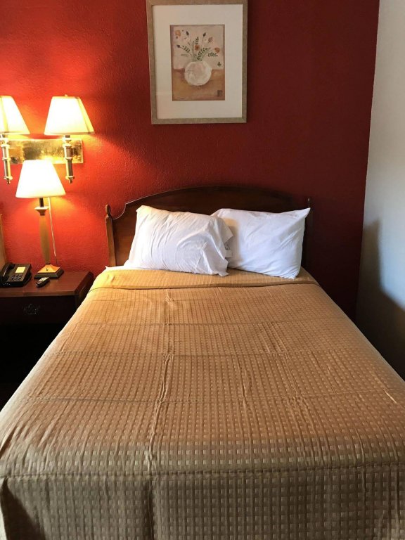 Фото Oyo Hotel Tallahassee Downtown