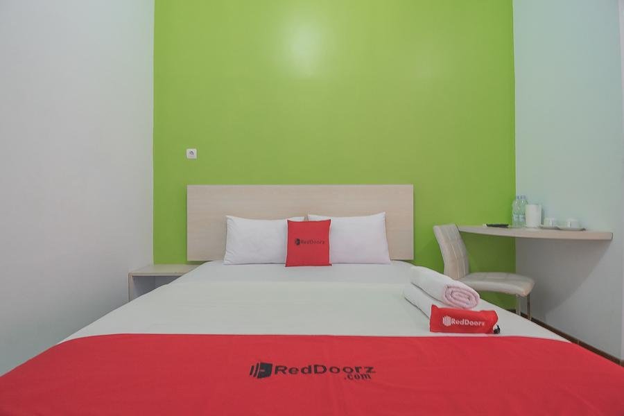 Фото RedDoorz Plus near Alun Alun Kuningan