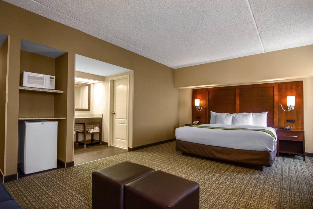 Фото Comfort Suites at Woodbridge