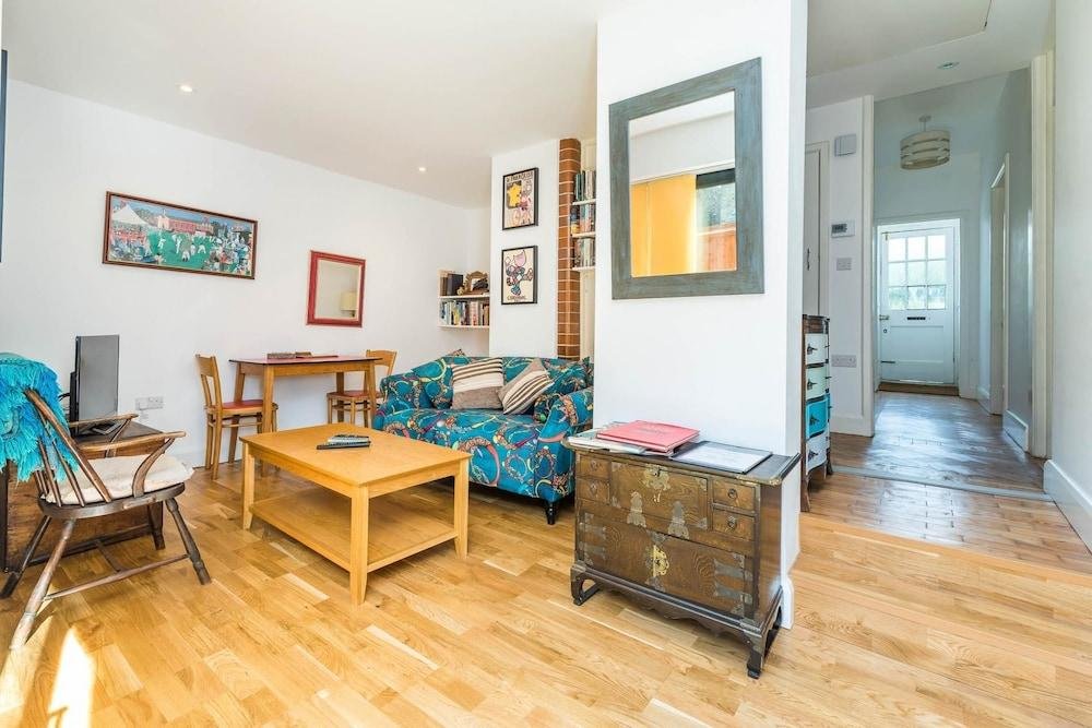 Фото Cosy 2 Bedroom Garden Flat in Battersea/clapham