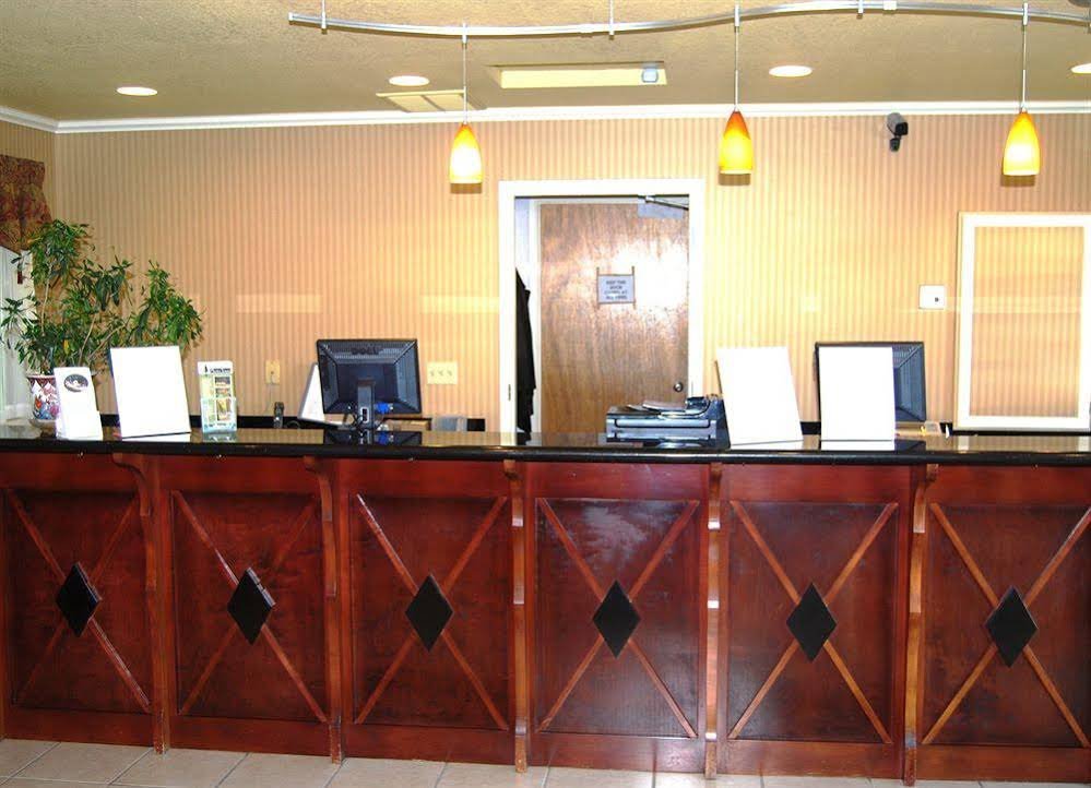 Фото Days Inn & Suites by Wyndham Arcata