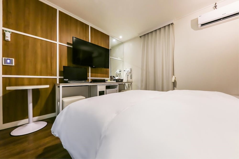 Фото Sintanjin Hotel Box Daejeon