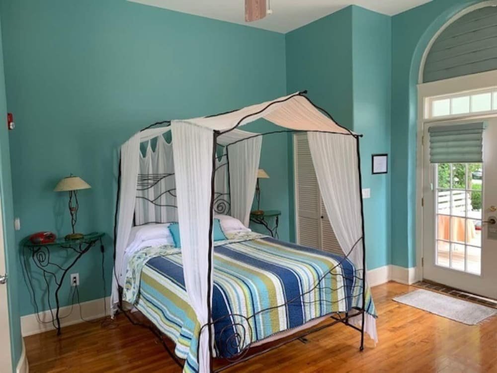 Фото Front Street Inn