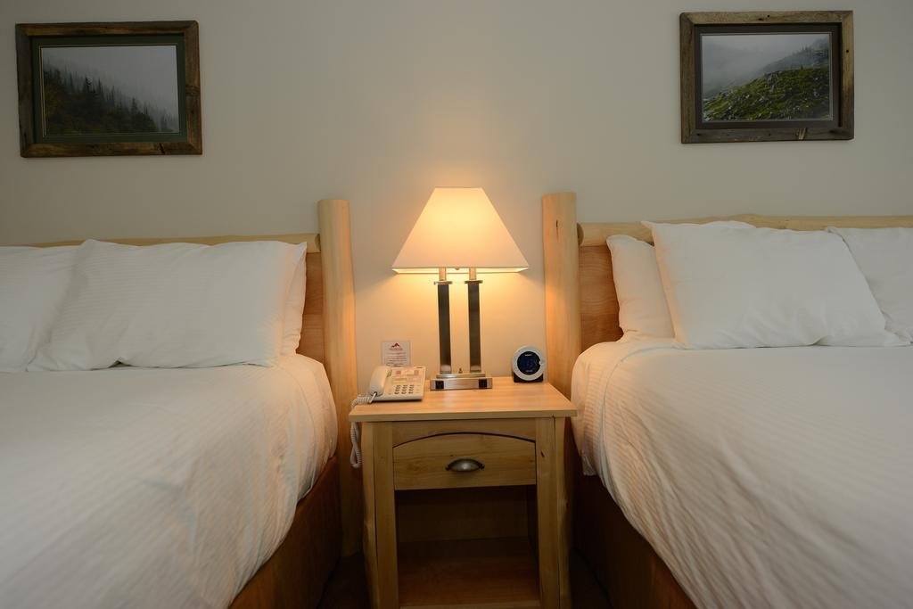 Фото Swiss Chalet Motel