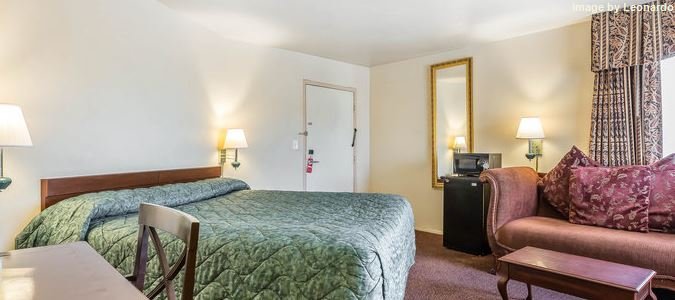 Фото Rodeway Inn Magic Mountain Area