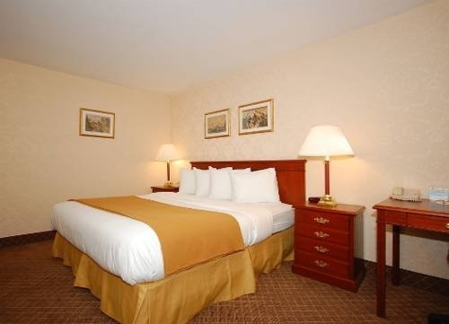 Фото Days Inn by Wyndham Woodbury Long Island