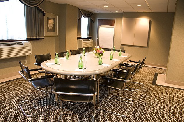 Фото Hampton Inn & Suites by Hilton Toronto Downtown