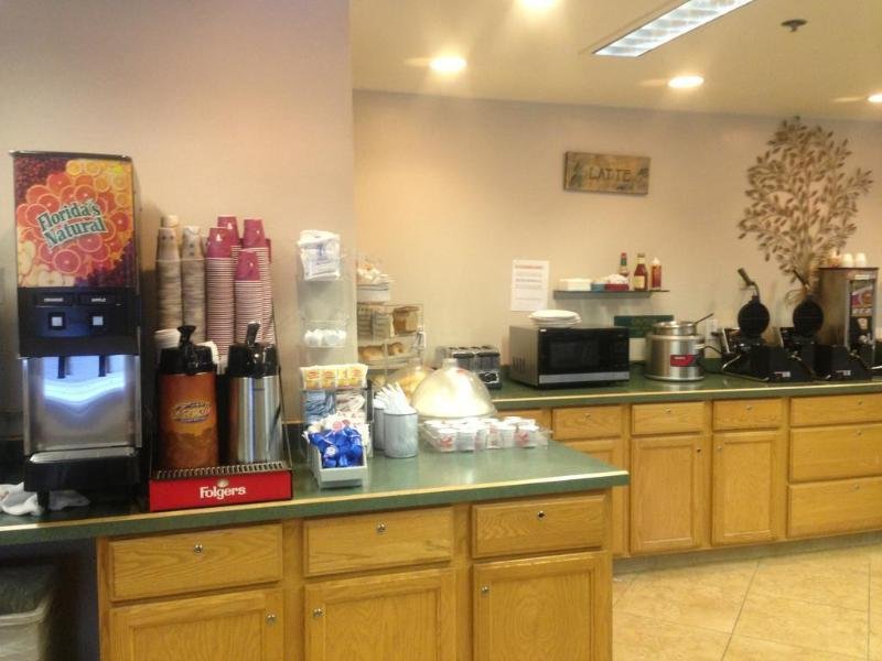 Фото Days Inn by Wyndham Kent 84th Ave