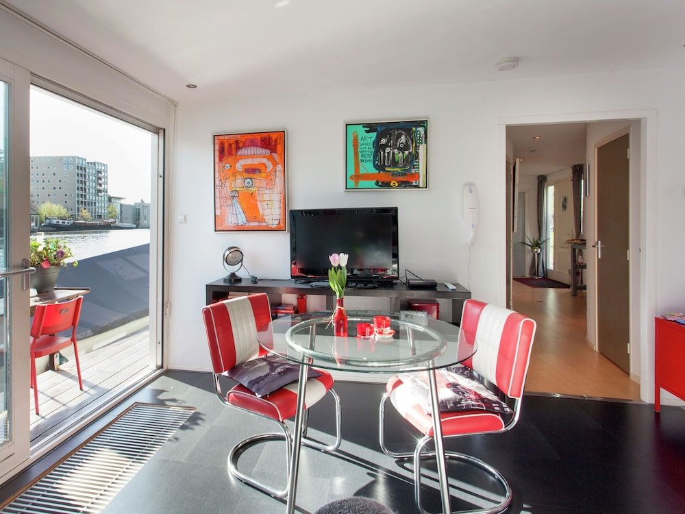 Фото A Bed & Breakfast on a Splendid Houseboat