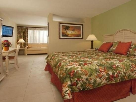 Фото Alden Suites - A Beachfront Resort