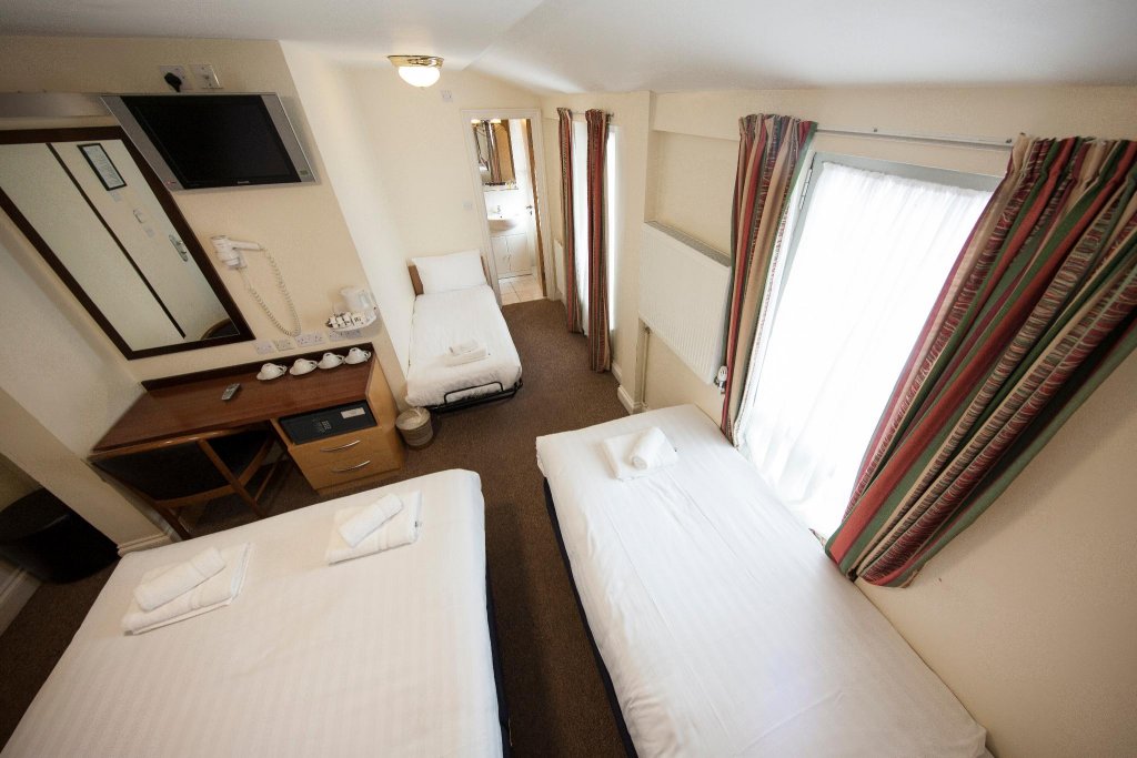 Фото Maiden Oval Hotel