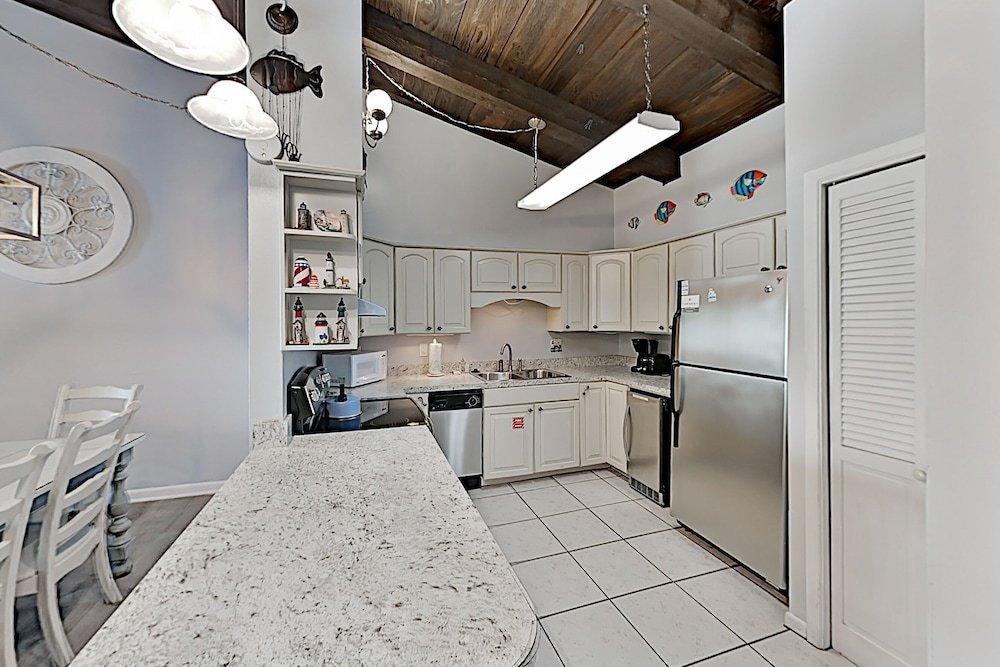 Фото Newly Remodeled W Pool - Steps To Beach! 2 Bedroom Condo