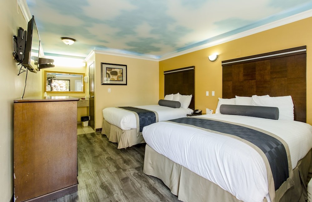 Фото Hollywood Palms Inn and Suites