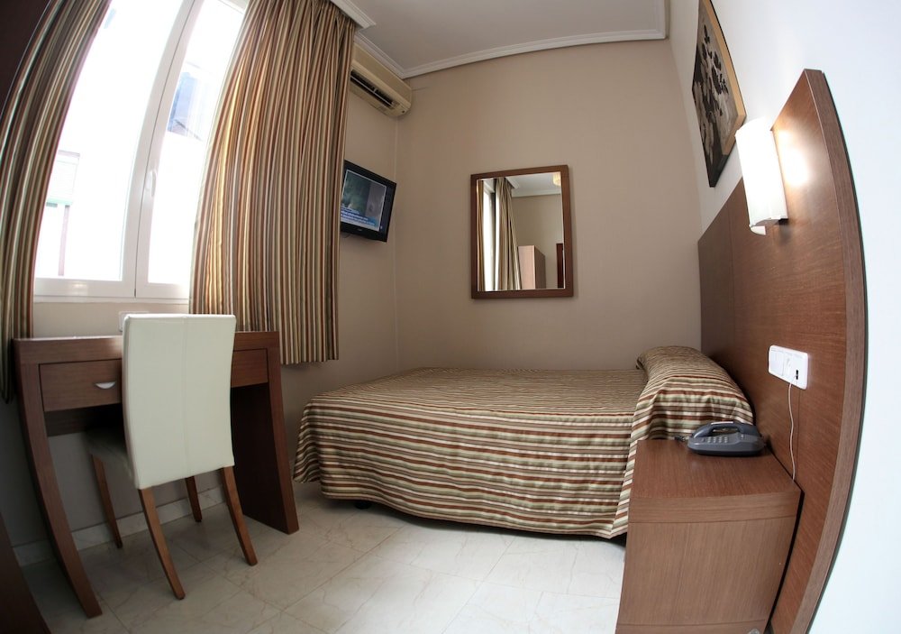 Фото Hostal Atocha Almudena Martín