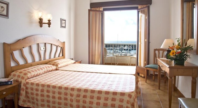 Фото Hostal Cala Ratjada