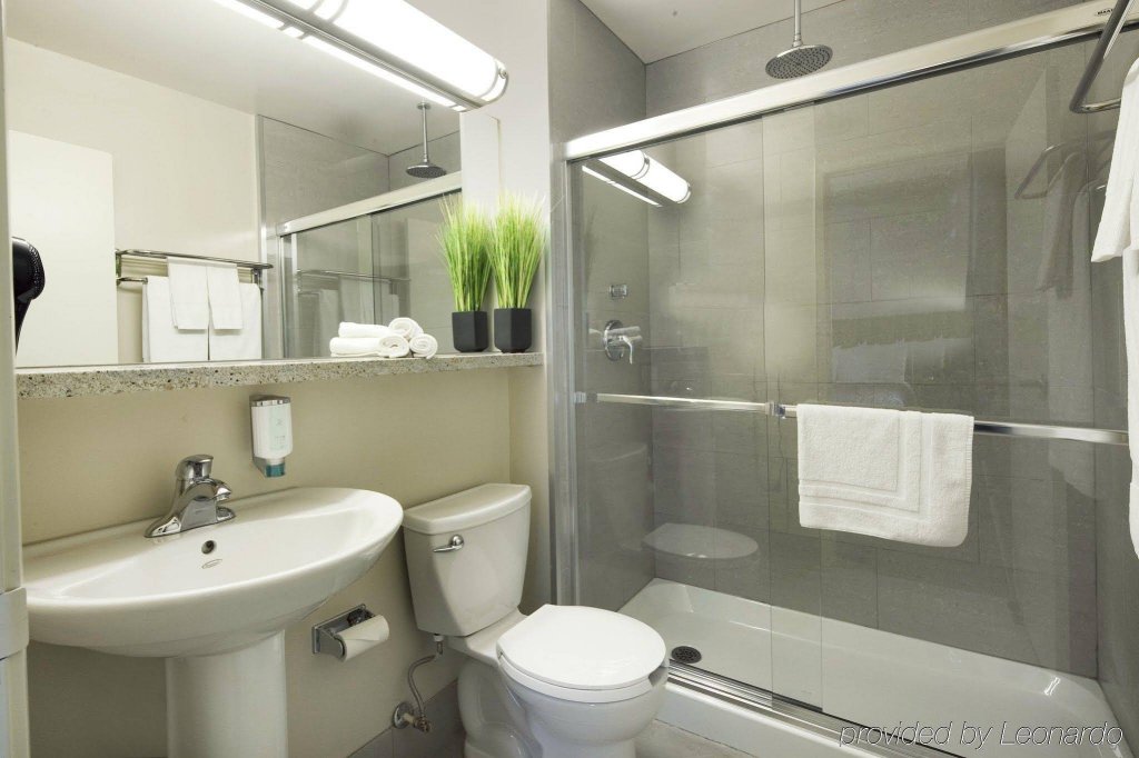 Фото Canadas Best Value Inn Toronto