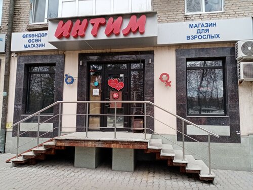 Stolda uning sikiga tegib