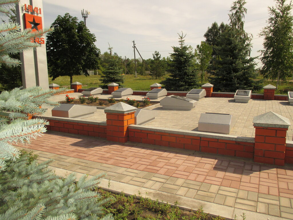 Памятник, мемориал Братская могила советских воинов, погибших в боях с фашистскими захватчиками в 1943 году, Белгородская область, фото