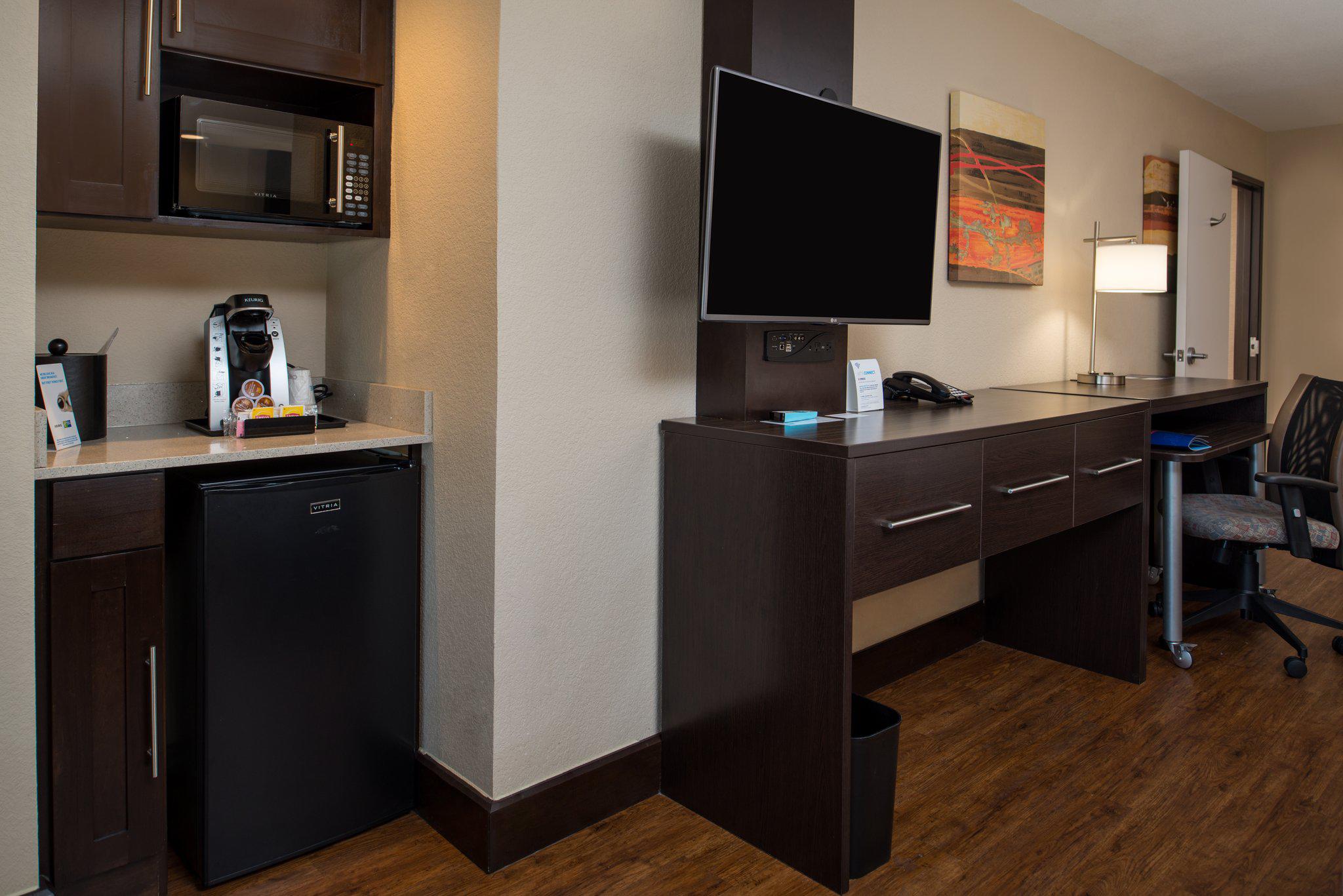 Фото Holiday Inn Express & Suites San Antonio Medical-Six Flags, an Ihg Hotel